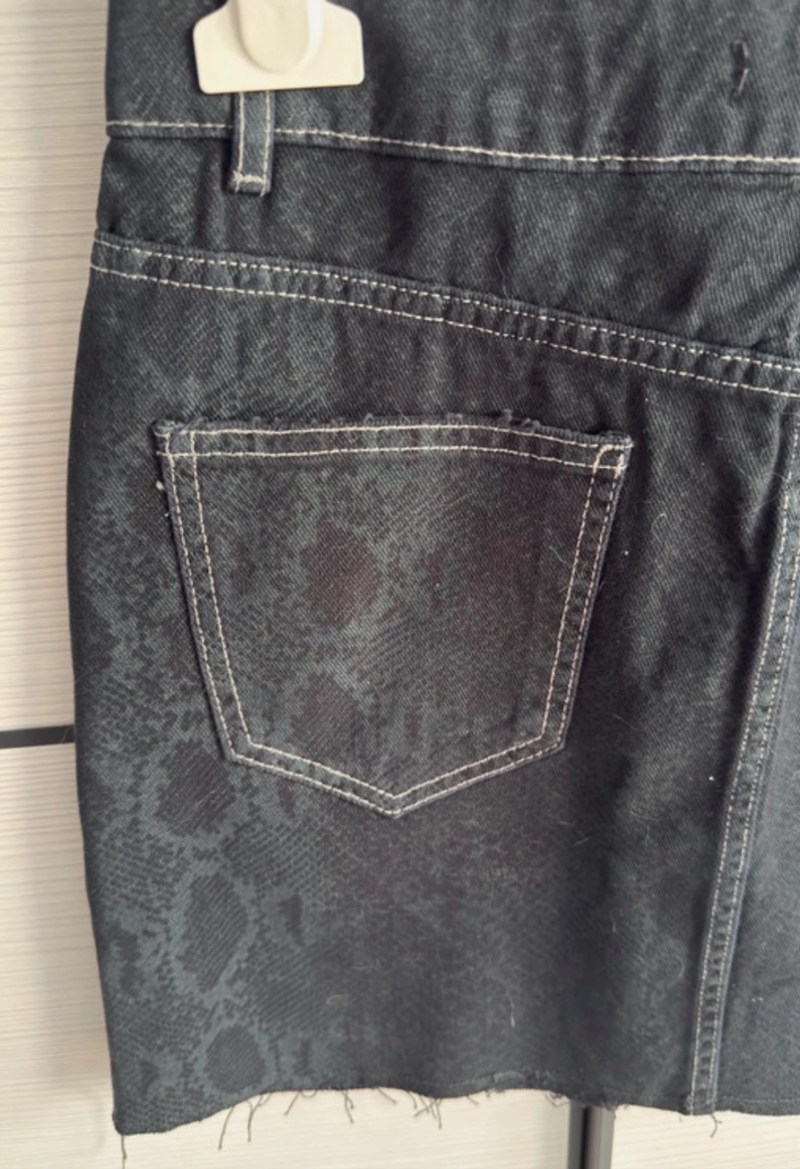 Falda vaquera con estampado de serpiente de Zara (Talla M)  – photo 5